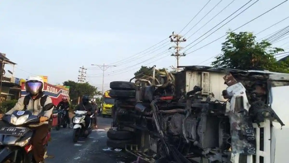 Kecelakaan Tadi Pukul 05.15 WIB, Truk Angkut Kertas Terguling, Warga Kaget Berhamburan Keluar Rumah