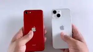 Ponsel-iPhone-SE-3-dan-iPhone-13-Mini-dengan-varian-warna-yang-berbeda.jpg