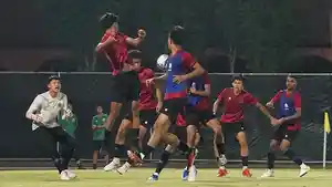 Pemain-Timnas-U-17-Indonesia-saat-jalani-latihan-di-lapangan-THOR-Surabaya.jpg