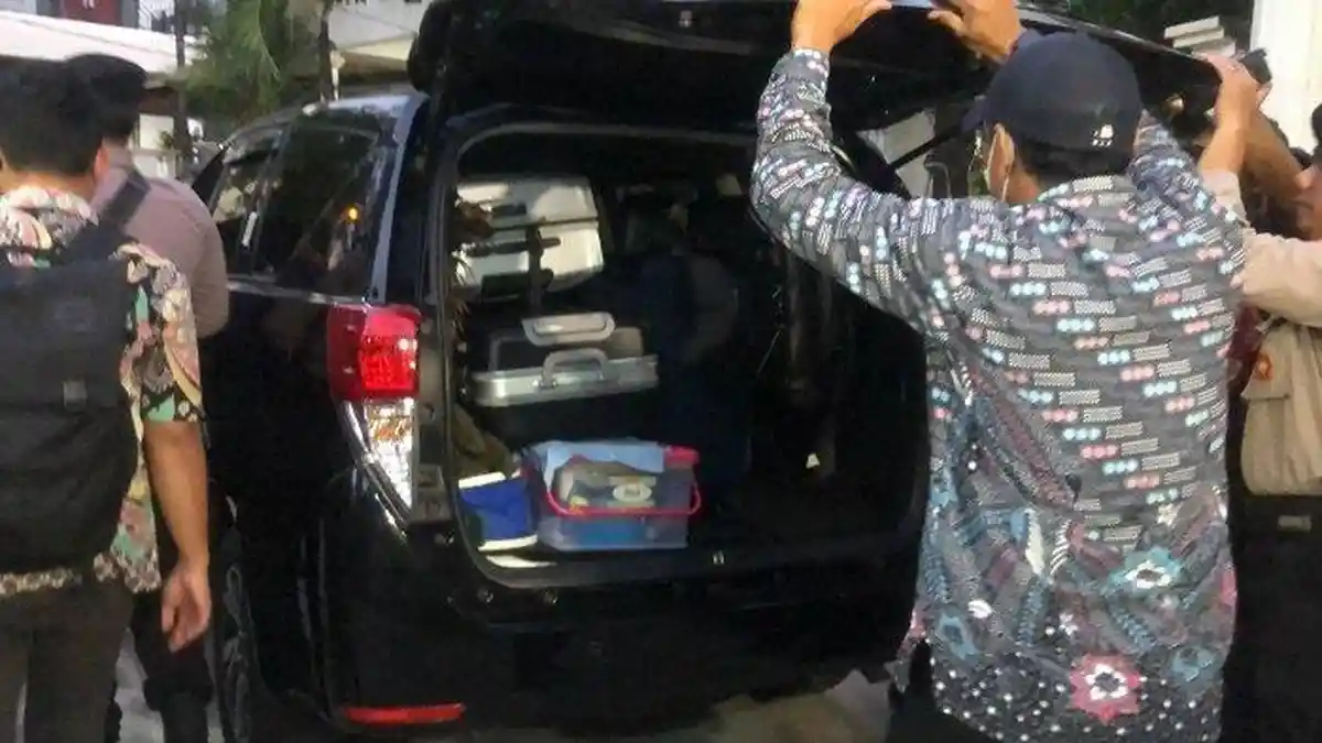 KPK Bawa Satu Koper, Buku, hingga Flashdisk usai Geledah Rumah Sekjen PDIP Hasto Kristiyanto