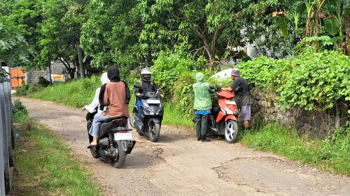 Wabup Buleleng Minta Maaf, Jalan Rusak di Tegallinggah Bali Belum Bisa Diperbaiki Tahun 2026