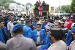 suasana-sesaat-demonstran-tengah-berbincang-dengan-perwakilan-pt-pertamina.jpg