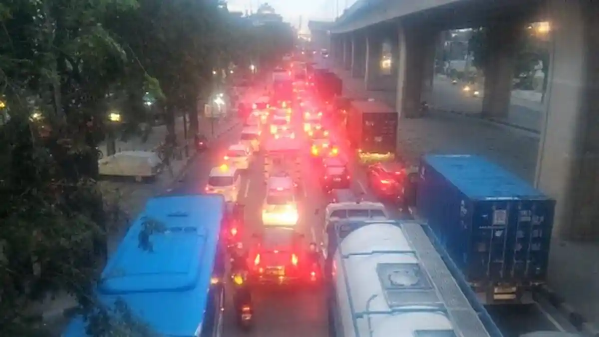Volume Kendaraan, Jalan Yos Sudarso Arah Mambo Jakarta Utara Terpantau Padat