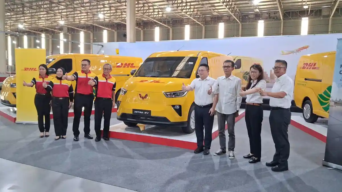 Wuling Serah Terima 30 Unit Mitra EV Blind Van ke DHL Express