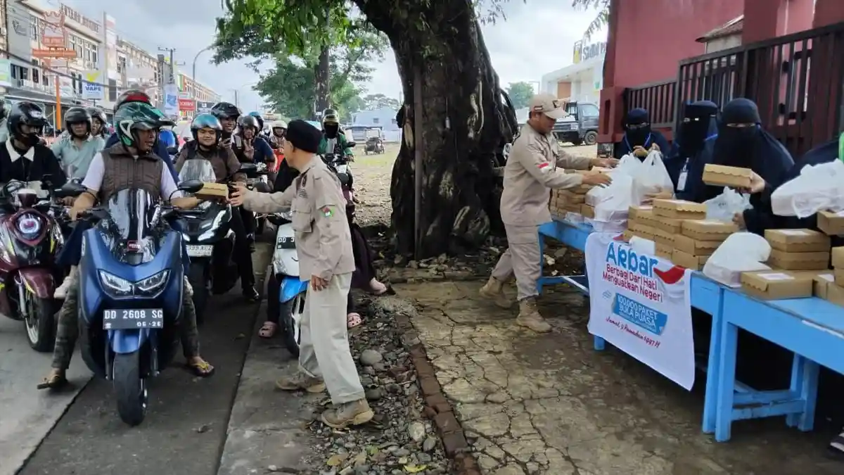 Muslimah Wahdah Islamiyah Bagikan 6.300 Paket Ifthar di Antang Makassar