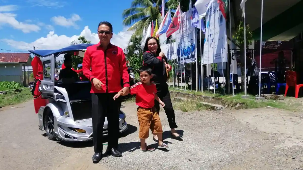 Daftar Bacaleg, Yanny Tuuk Naik Bentor ke KPU Bolmong