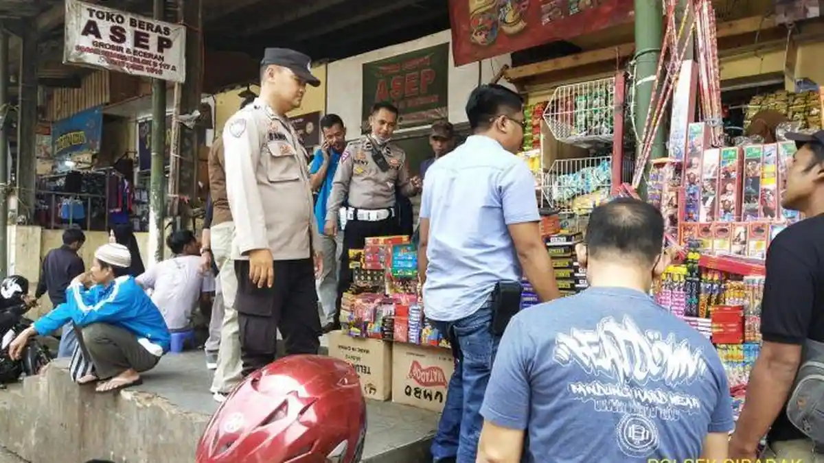 Polisi Gelar Razia Petasan di Pasar Cibadak Sukabumi, Kembang Api Boleh, Ini Tujuannya