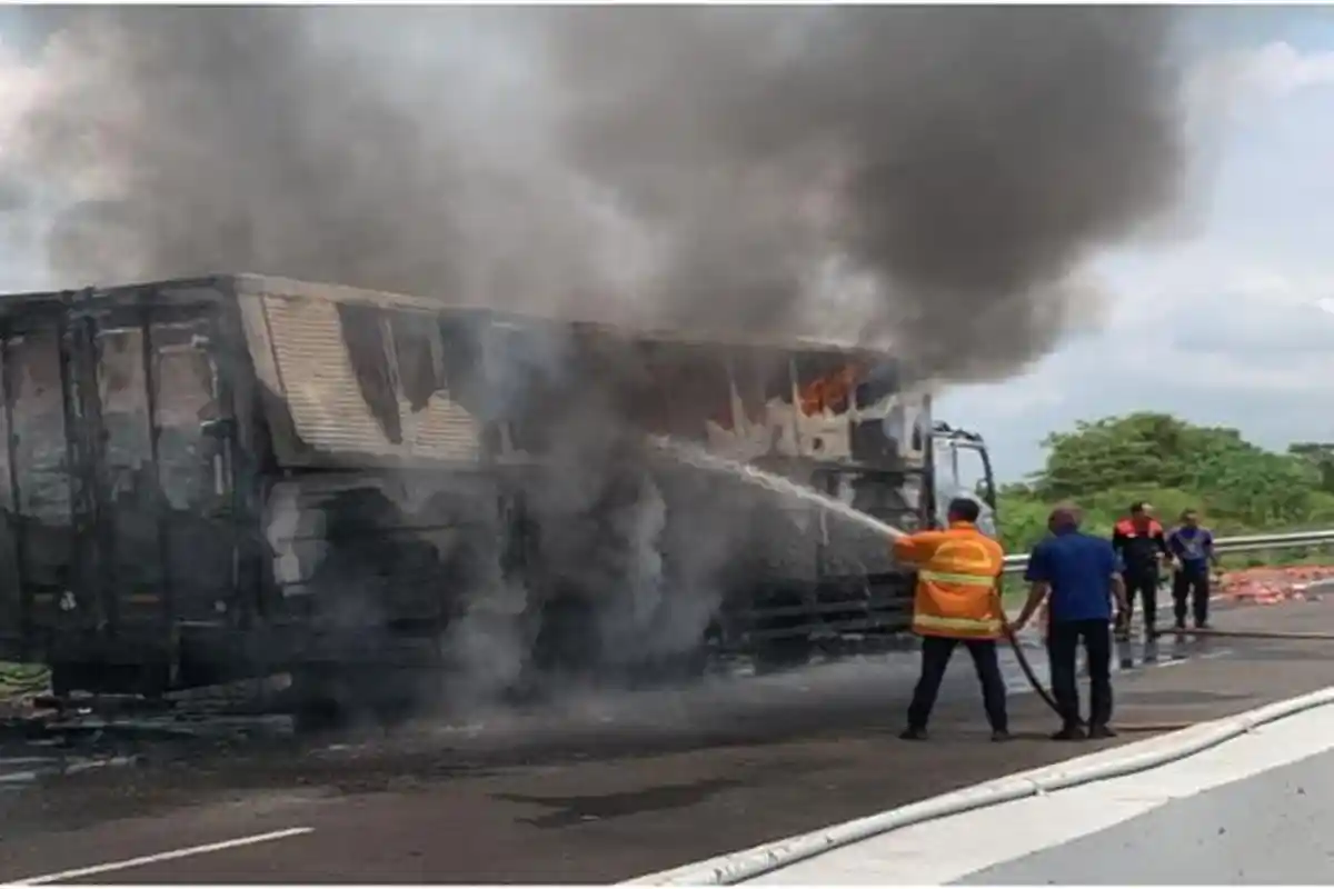 Terungkap Penyebab Truk Ekspedisi JNE Terbakar di Tol Kayuagung Palembang