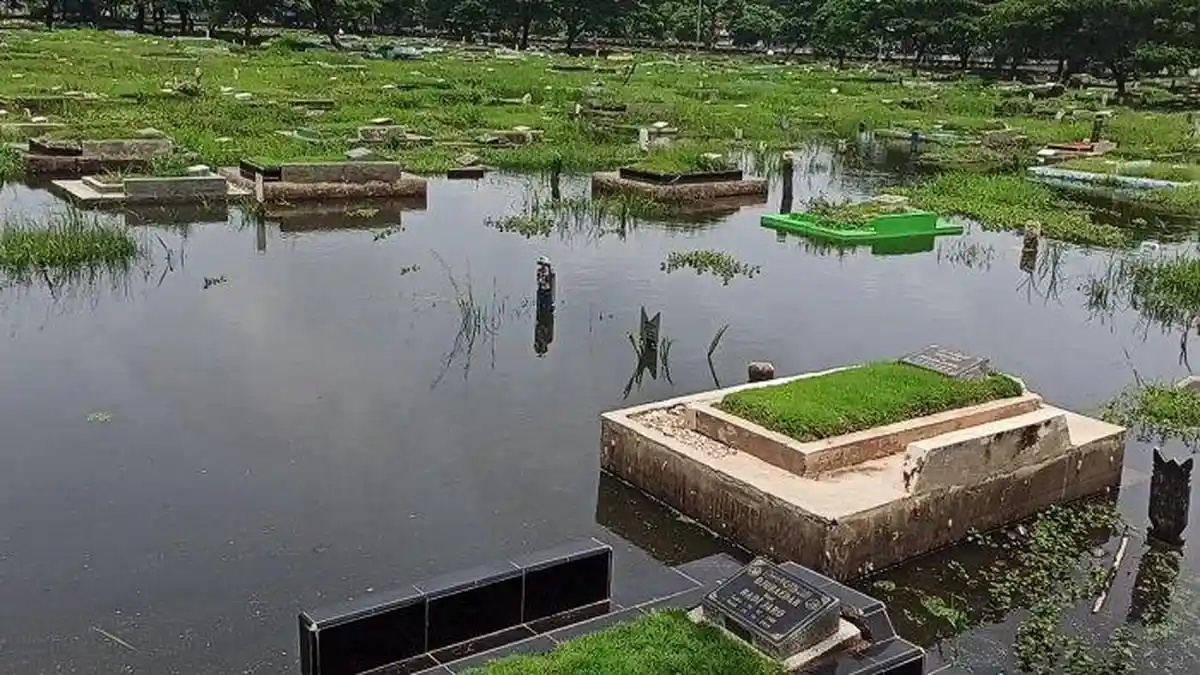 Sejumlah Makam di TPU Semper Cilincing Terendam Banjir, Begini Kondisinya 