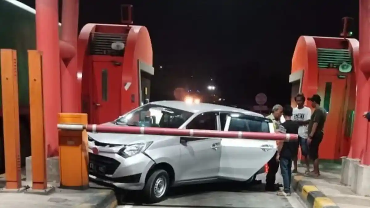 VIDEO: Sopir Truk Kejar dan Tabrak Perampok di Jalan Tol, Kunci Dibuang Tapi Ada Cadangan