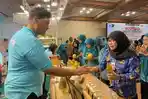 Suharini-Eliawati-saat-meninjau-bazar-dalam-Festival-Urban-Farming-2023.jpg