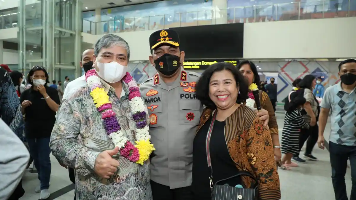 Kapolda Sumut Sambut Kedatangan Kontingen Pesparawi Sumut di Bandara Kualanamu