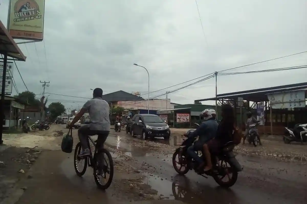 Pasir dan Kerikil Berserakan Di Jalan Bundaran PU Tuak Daun Merah Kota Kupang