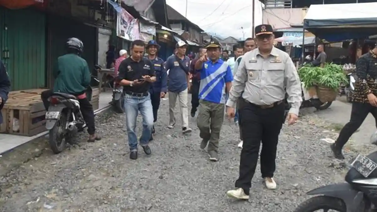 POPULER PADANG: Jalan Rusak Pasar Lubuk Buaya Diperbaiki dan Pemilik Usaha Buang Limbah Sembarangan