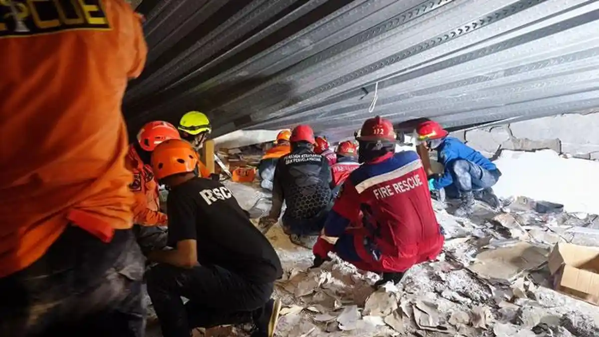 Kondisi 91 Santri Ponpes Al Khoziny yang Terjebak Reruntuhan, Makan Minum Lewat Celah Bangunan