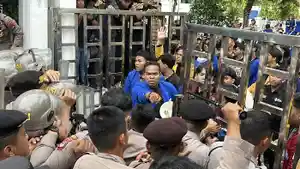 Demonstran-dan-polisi-saling-dorong-dalam-aksi-unjuk-rasa-Tolak-KUHAP.jpg