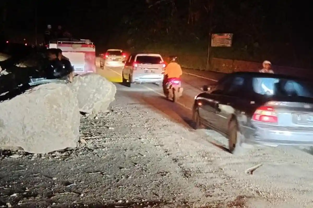 Evakuasi Bongkahan Batu Besar Selesai, Jalan Cadas Pangeran Bisa Dua Arah