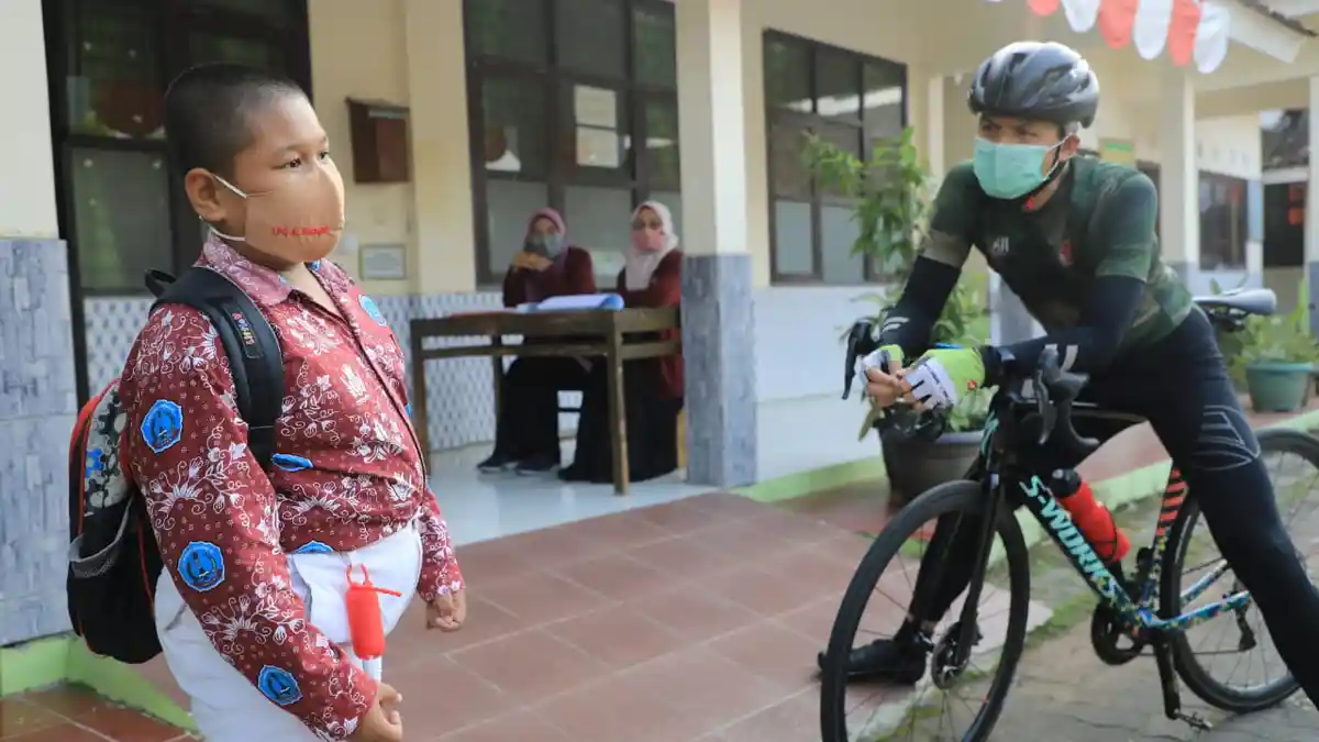 Pesan Ibu Nggak Boleh Nurunin Masker Selama di Sekolah -  Wafa Bikin Ganjar Kagum