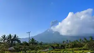GUNUNG-LEWOTOBI-Gunung-Lewotobi-Laki-laki-mengalami-6-kali-erupsi-sejak-dini-hari.jpg
