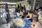 Kapolsek-Halong-Ipda-Fajar-Saputra-memantau-harga-dan-stok-beras-di-Pasar-Halong2.jpg
