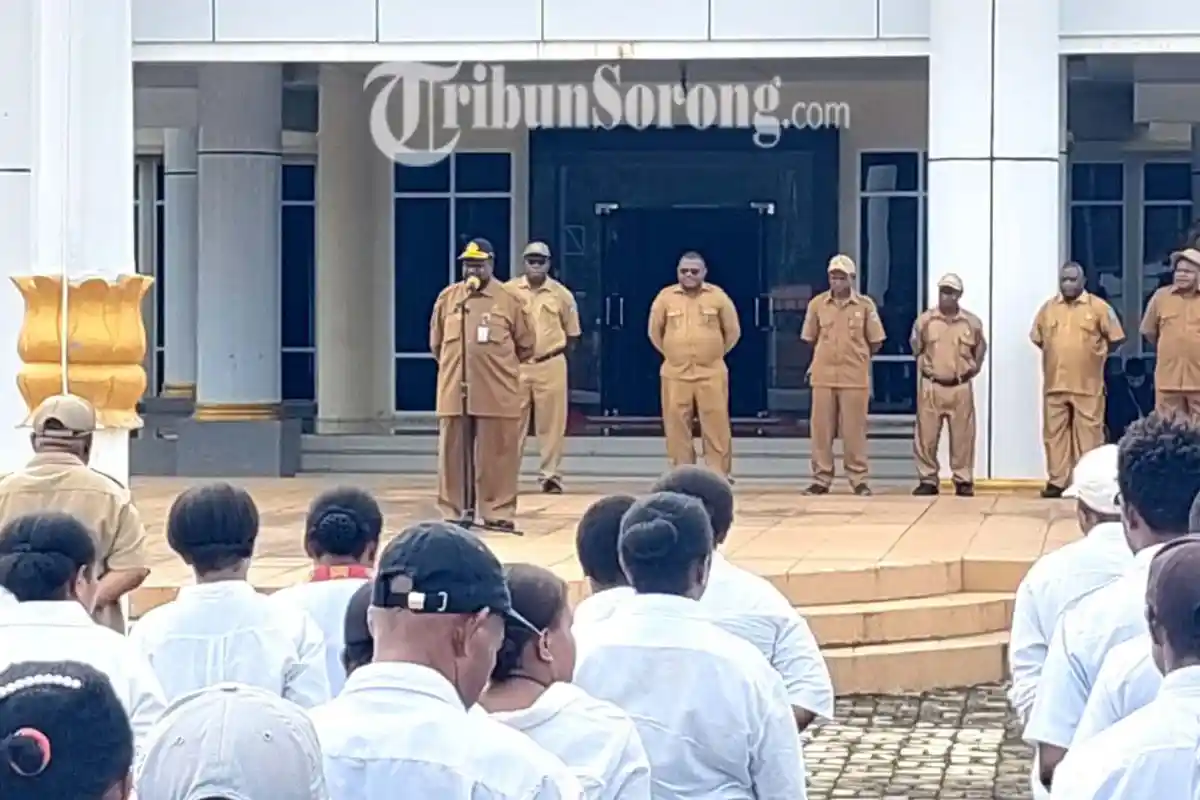 Pimpin Apel Pagi, Pj Sekda Maybrat Serukan Semangat Nasionalisme ASN kepada Bangsa