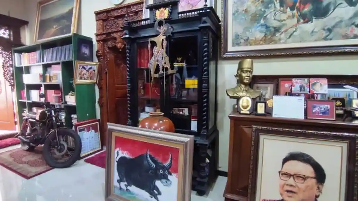 Berkunjung ke Rumah Almarhum Tjahjo Kumolo di Semarang, Ada Motor Custom dan Lukisan Banteng