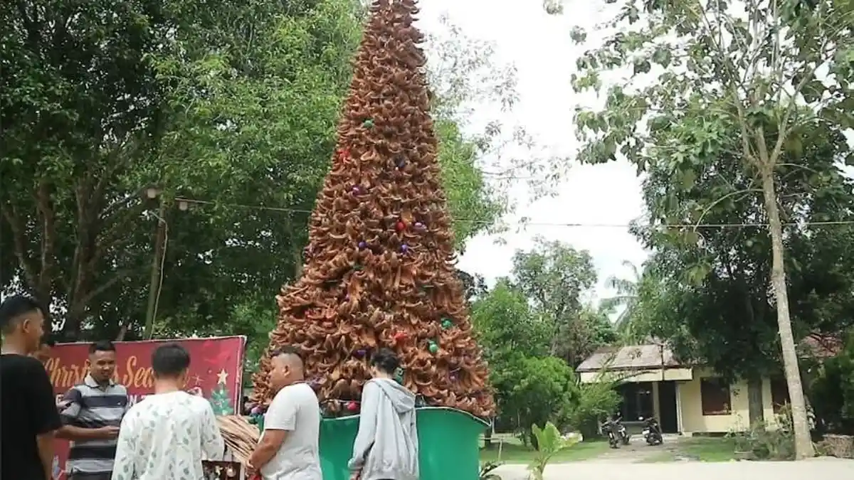 Kreativitas Pemuda GKPI Kisaran Kota, Bangun Pohon Natal dari Serabut Kelapa