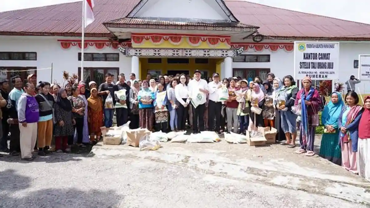 Bupati Franc Tumanggor Hadiri Penyaluran Bantuan Pangan Beras dan Minyak Goreng di STTU Julu