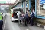 Petugas Evakuasi Warga yang Pingsan di Halte TransJakarta Senen