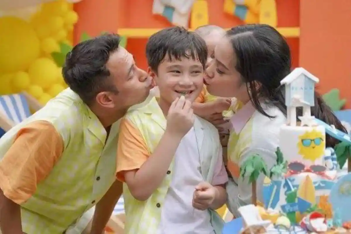 Reaksi Rafathar ketika Diajak Makan di Tepi Jalan Bikin Nagita Slavina Kaget