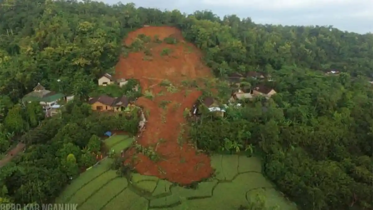 Excavator Diturunkan untuk Permudah Pencarian 16 Korban Longsor di Nganjuk