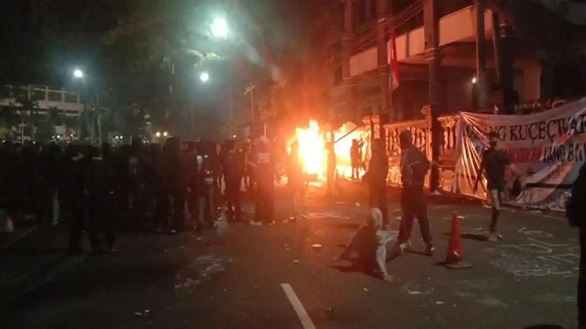 Demo Tolak UU TNI di Malang Berujung Ricuh, DPRD Ajak Dialog