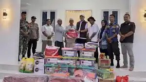 Bupati-Aceh-Selatan-Mirwan-MS-menyerahkan-bantuan-korban-kebakaran-Dayah-Miftahul-Ulum.jpg