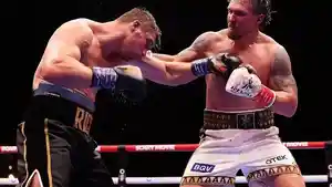 Oleksandr-Usyk-saat-melepaskan-pukulan-ke-arah-lawannya.jpg