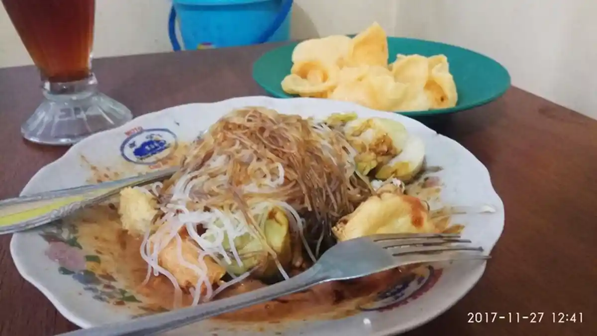 Tiga Kedai Ketoprak Khas Cirebon di Bandung yang Paling Recommended