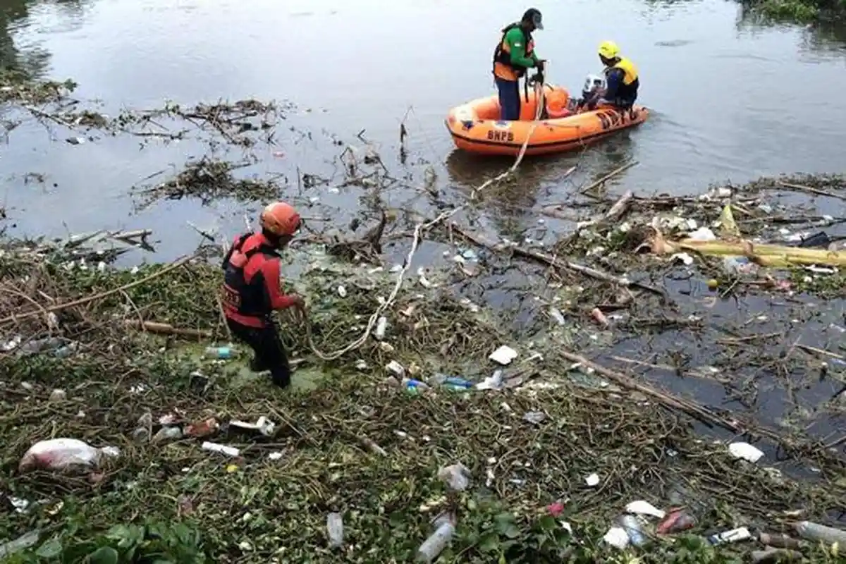 Puluhan Ton Eceng Gondok Bercampur Sampah Rumah Tangga di Jembatan Kedungudi Mojokerto Dibersihkan