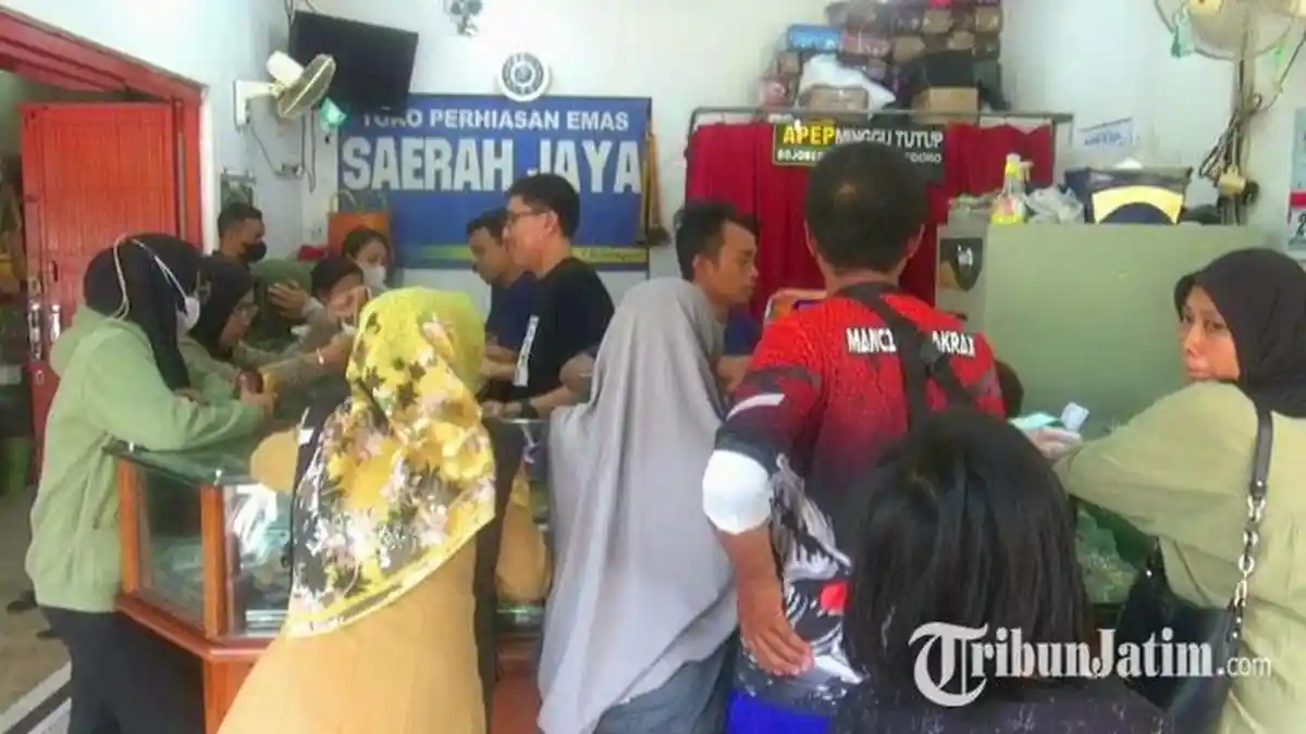 Uang THR Cair, Toko Emas di Bojonegoro Diserbu Emak-emak Jelang Lebaran, Ramai Tukar Tambah Gelang