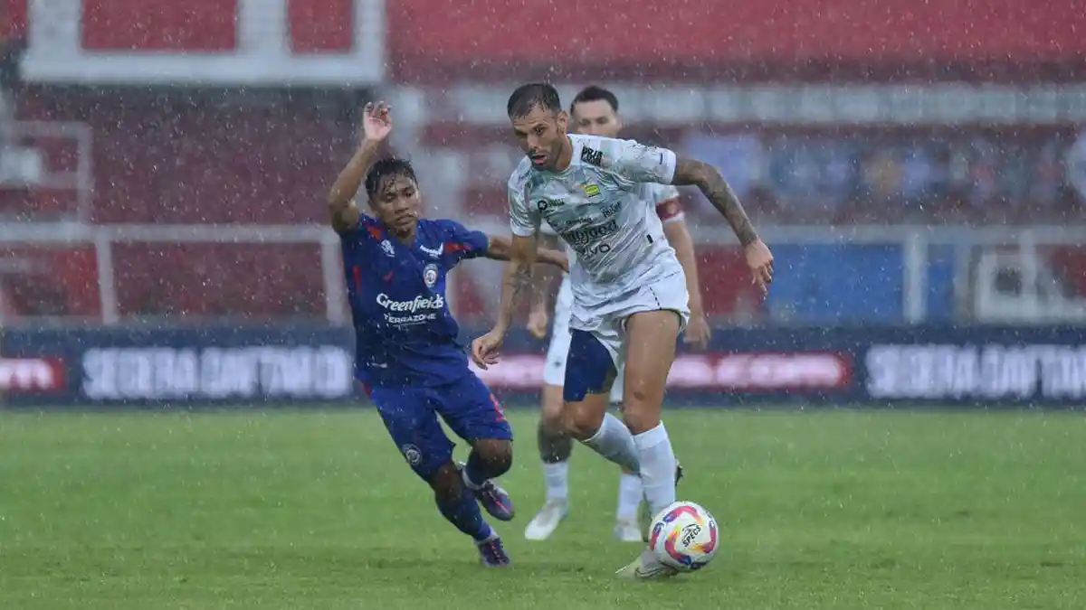 GOOOL Arema FC vs Persib Bandung, Tyronne Lagi Cetak Gol Indah dari Tendangan Bebas
