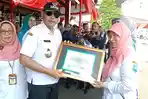 Dedy-Yon-Supriyono-memberikan-penghargaan-kepada-pegiat-lingkungan.jpg