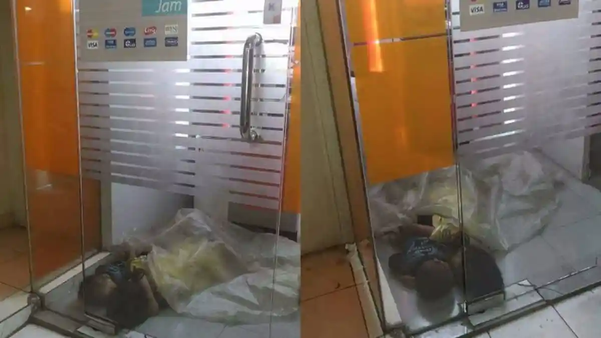 Dua Bocah Tidur Berpelukan Berselimut Plastik di Bilik ATM, Foto Memilukan Ini Viral