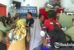 Emak-emak-saat-berjubel-membeli-perhiasan-di-toko-emas-turut-Pasar-Kota-Bojonegoro.jpg