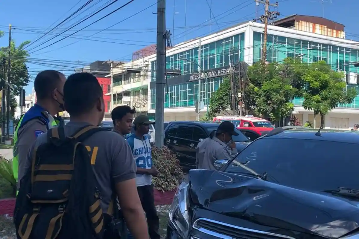 Warga Kaget Lihat Jenazah Terlempar dari Mobil Ambulans saat Tabrakan di Jalan Sutomo