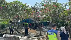 Polisi-melakukan-ekshumasi-makam-wanita-yang-diduga-korban-keracunan-di-Ngemplak-Boyolali.jpg