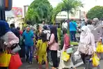 BALIK-GRATIS-KE-PERANTAUAN-Sejumlah-warga-Kudus-bersiap-naik-bus-untuk-kembal.jpg