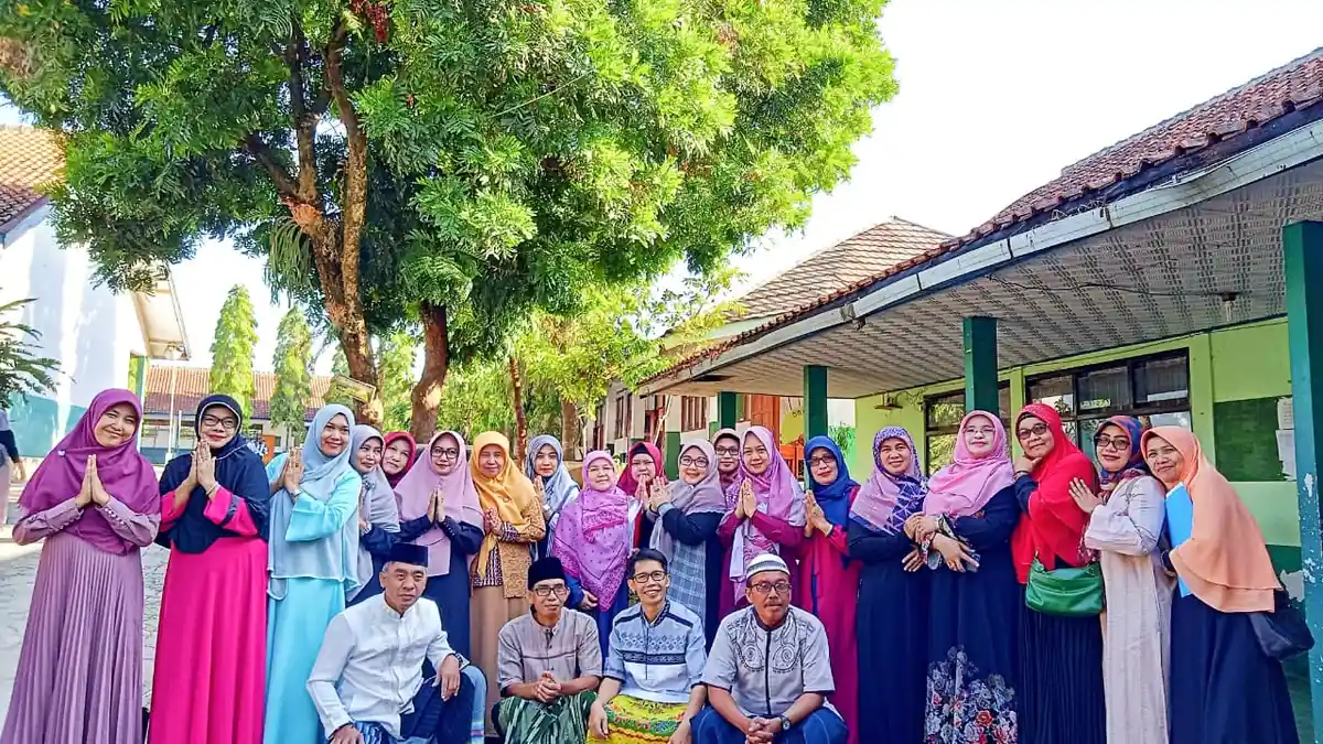 Hari Santri Nasional, Para Guru Sekolah di Sumedang Ini Gunakan Gamis dan Sarung