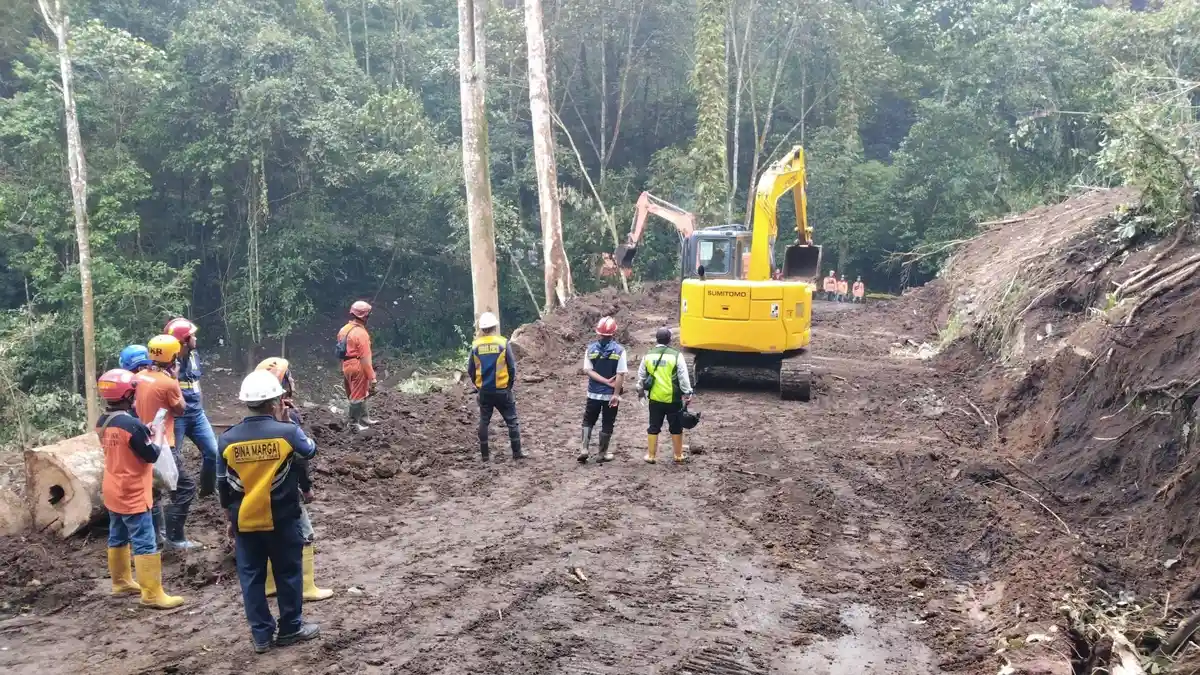 Pembersihan Material Longsor Jalur Cangar-Pacet Mojokerto, Alat Berat Dikerahkan