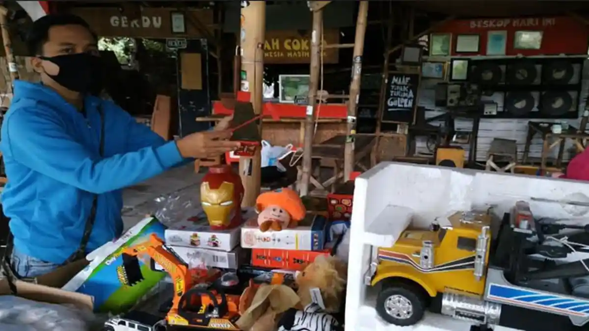Peduli Anak di Tengah Pandemi Covid-19, IKA Stikosa AWS dan Komunitas Cokro Bagi-bagi Mainan