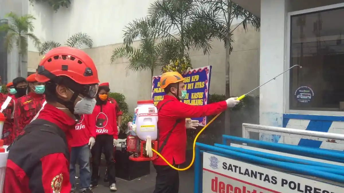 Lawan Corona, DPC PDIP Kota Bagikan Jamu, Telor Rebus & Penyemprotan Disinfektan