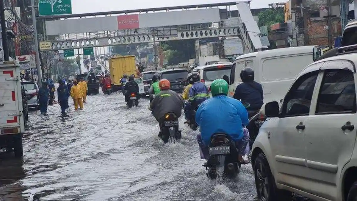 Tiga Ruas Jalan dan 7 RT di Jakarta Tergenang, Ketinggian Capai 30 Cm