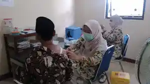 Vaksin-bagi-jemaah-calon-haji-di-Puskesmas-Wates-Kulon-Progo-belum-lama-ini.jpg